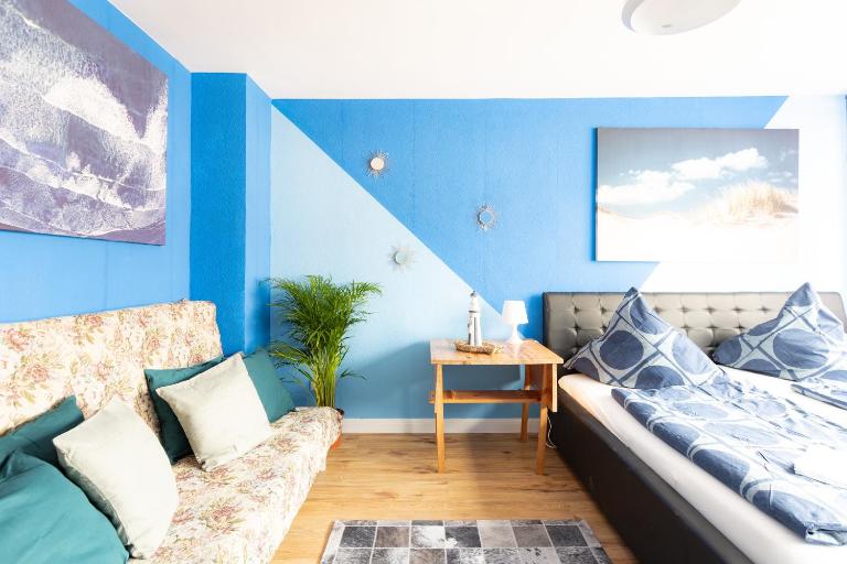 - Ocean Haven Deluxe with Coastal Charm - 2-Room Sea-Inspired Apartment 75 qm - Central Location - Elegant Nautical Design - Renovated in 2024 with TV & Netflix - Full Kitchen & Free Parking - Near Metro & Airport - King Beds - - B&B Duisburg