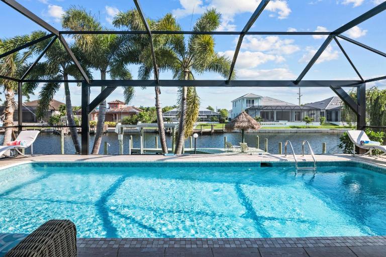 Luxury Villa Bermuda - South Facing Heated Pool Waterfront Property - B&B Cape Coral