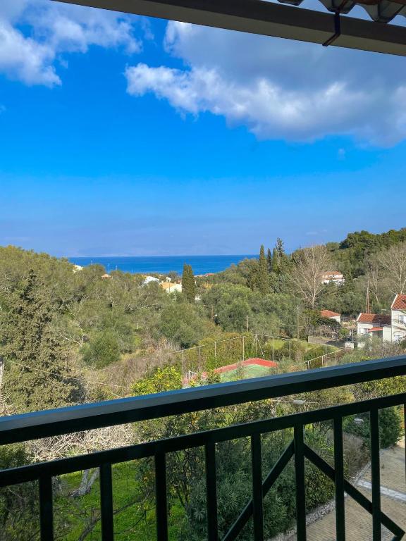 Dellis Apartments Corfu - Sea Views near the Beach - B&B Kato Spilaio