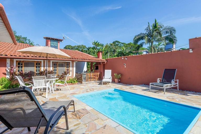Casa com piscina a 100 m de Camburizinho - B&B Cambará