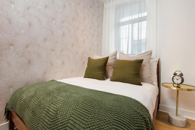 Studio #6 - Self Check-In - Plateau - St-Denis - B&B Montreal