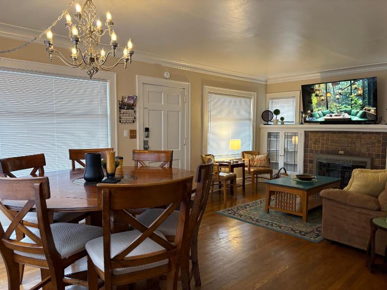 Seattle-Queen Anne--7 BR 3 BA--One Block to SPU - B&B Seattle