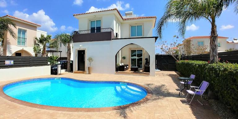 Oresti Villa with a pool - B&B Paralímni