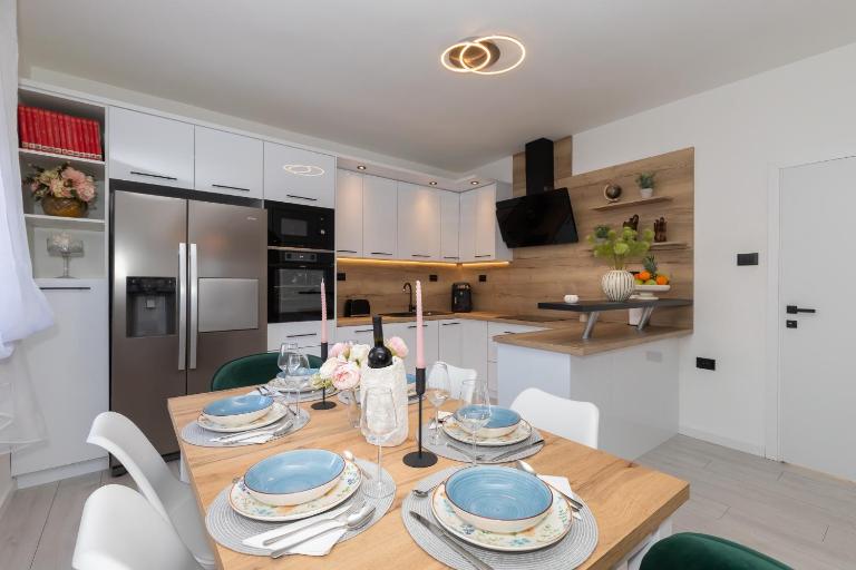 Azuris - Modern Sea View Apartment, Steps from the Center and Beach - B&B Sutivan