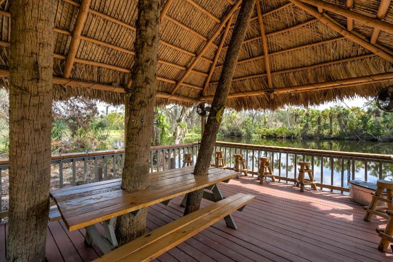 Riverside Luau Tiki Hut Fire Pit & Outdoor Fun - Chambres d'hôtes Bradenton