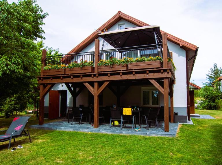 Dom nad Jeziorem Łaśmiady - B&B Sajzy
