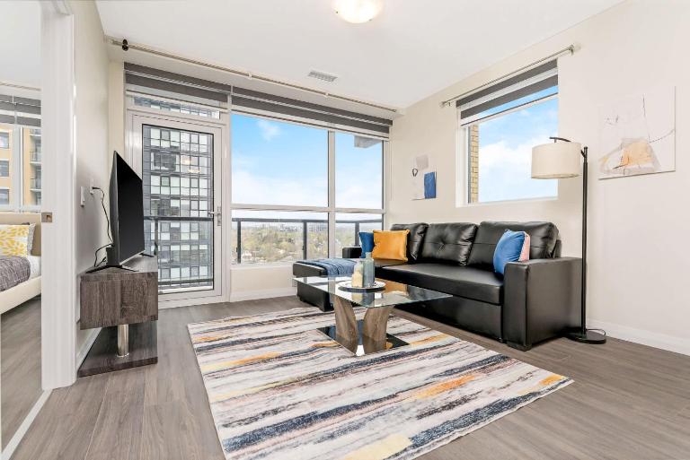 DT High Rise Condo w Private Patio and View - Bed and Breakfast Kitchener