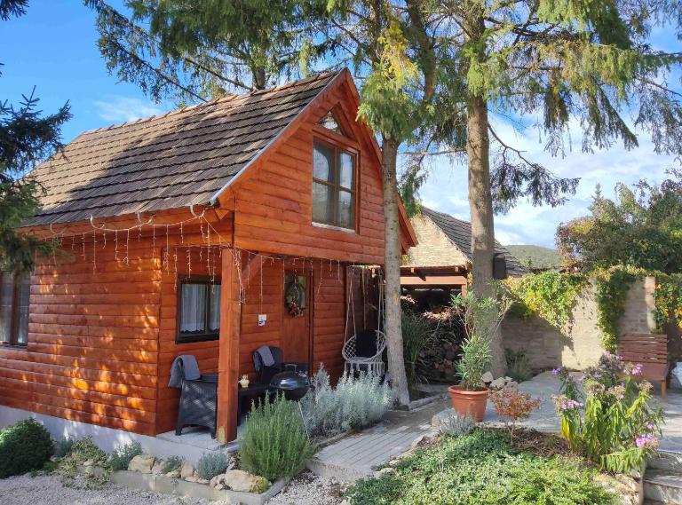 Faház a fenyők alatt - Borostyánkút Wellness Home II Bakonybél - B&B Bakonybél