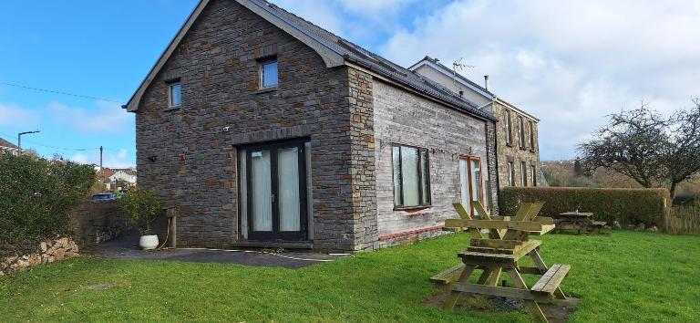 2 Bed Cottage - sleeps 4 - Garden Parking Wifi - Bed and Breakfast Swansea