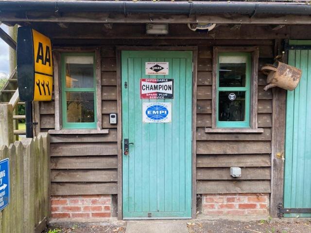 The Old Garage - B&B Stourpaine