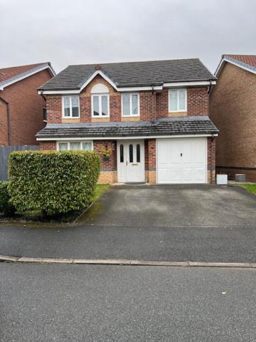 Wrexham Retreat Villa 4 bedrooms, 3 Bath - B&B Wrexham