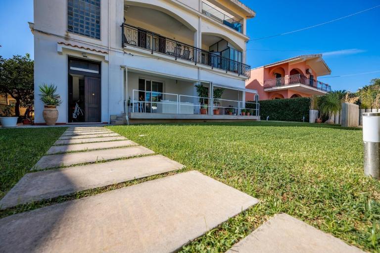 Appartamento in villa-giardino-50 m dal mare - B&B Avola