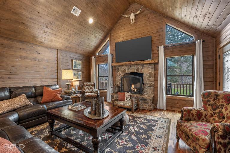 Emerald Isle Log Cabin Hot TubLakefront - B&B Shreveport