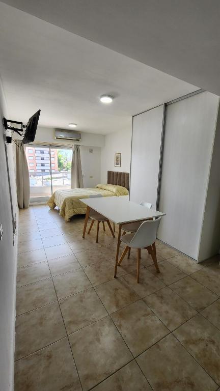 Monoambiente Luminoso con Balcón a 200 metros de la terminal - Ferienwohnung Rosario