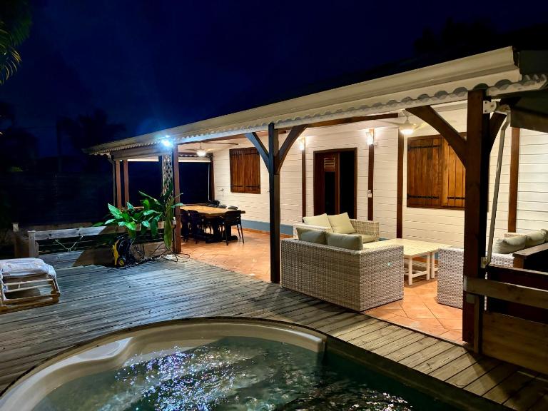 villa créole avec piscine privée - B&B Petit-Bourg