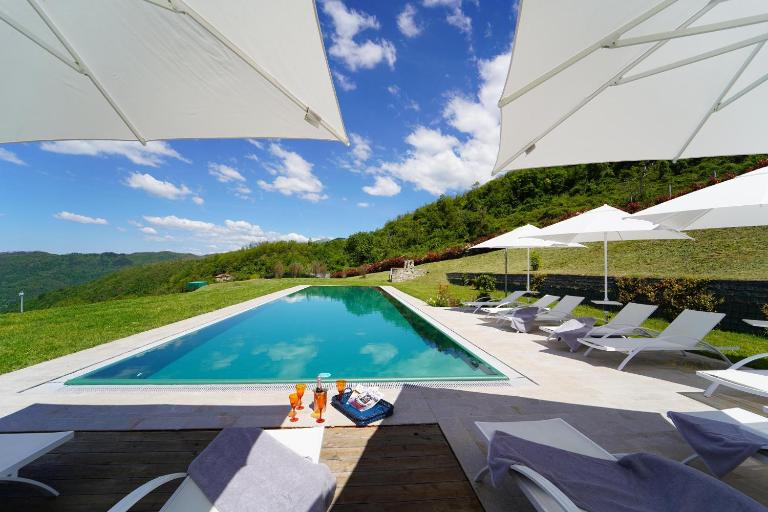 Villa Podere Gaia 16 Pax by VILLASRETREATS - B&B Sasseta