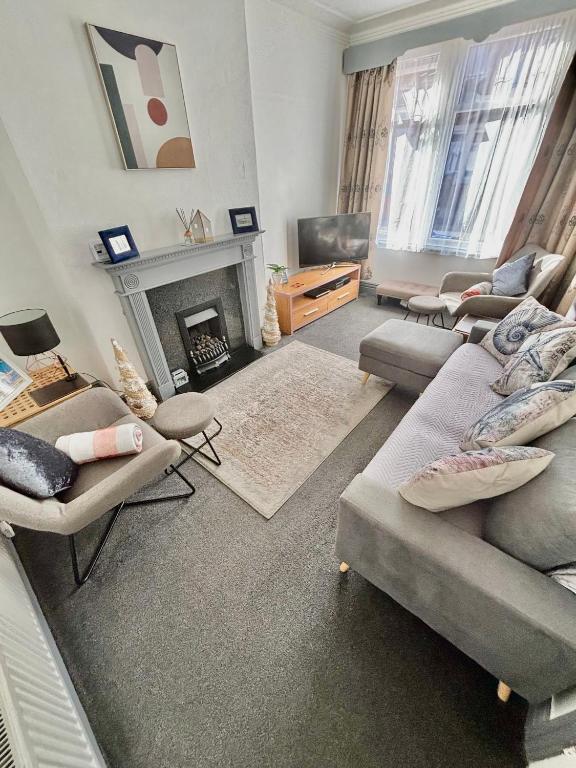 Entire holiday home in Blackpool with free parking and a private patio garden - B&B Blackpool