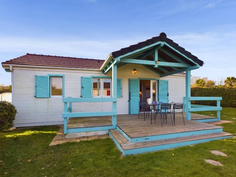 Chalet pour 4 dans une résidence avec piscine - Bed and Breakfast Pont-l'Abbé