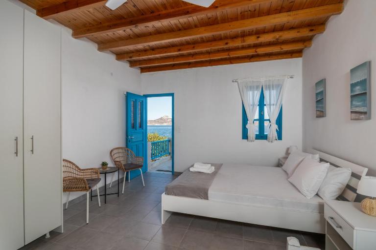 Milos Sea House - Bed and Breakfast Empouríos