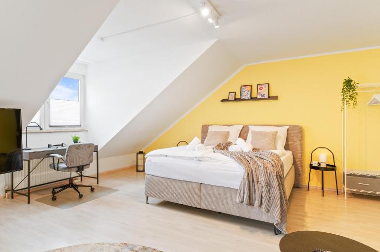 Kingsize Bett, Balkon, Arbeitsplatz, Netflix - Chambres d'hôtes Pforzheim
