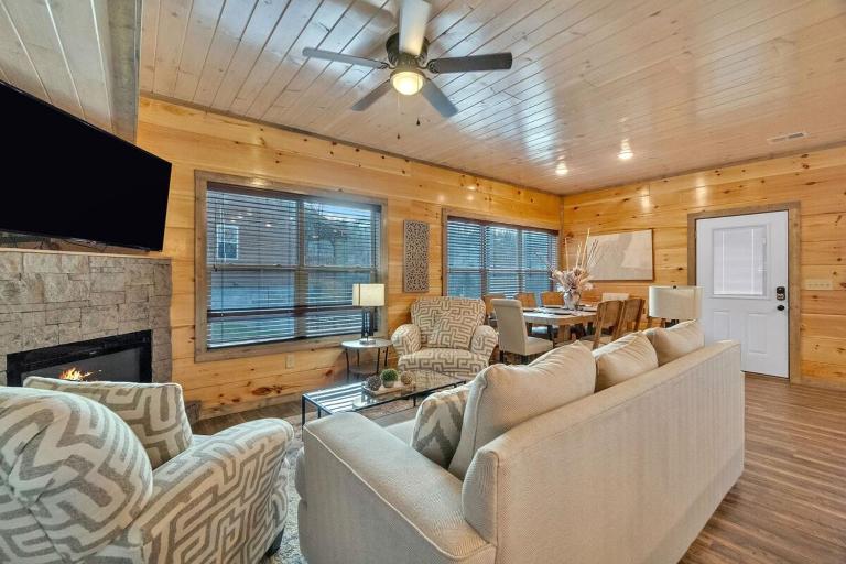 Honeybear Hideaways - Spacious Gatlinburg Cabin with Private Pool, Hot Tub and Game Room - Bed and Breakfast Gatlinburg