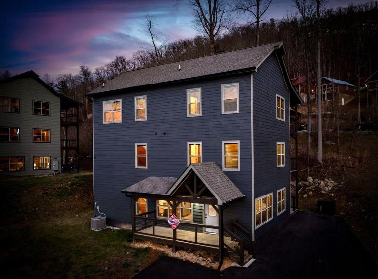Honeybear Hideaways - Spacious Gatlinburg Cabin with Private Pool, Hot Tub and Game Room - B&B Gatlinburg