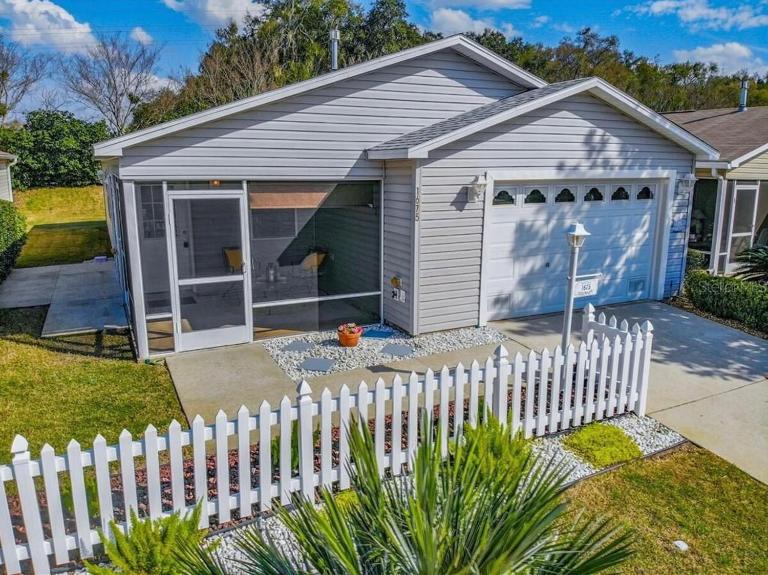 Cozy home, Right Next Door to Lake Sumter Square! - B&B The Villages