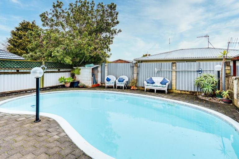 Sunny Family Haven with Pool - B&B Napier