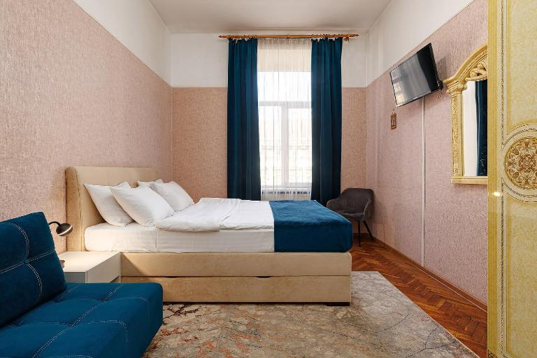 2 isolated bedrooms in the Austrian building Levia 3 - B&B Leópolis