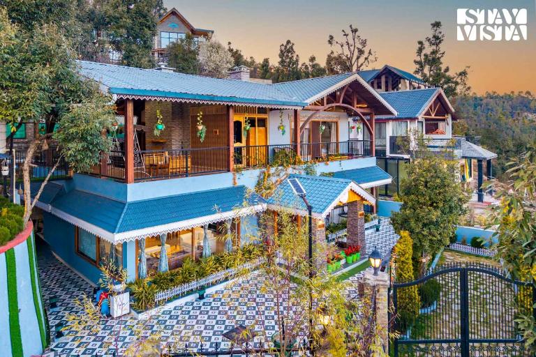 StayVista at The Kafal Villa with BBQ & Lawn - B&B Muktesra
