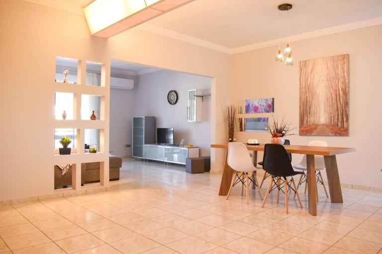 Cozy flat on the main square, 10min to the sea - Ferienwohnung Kalamata