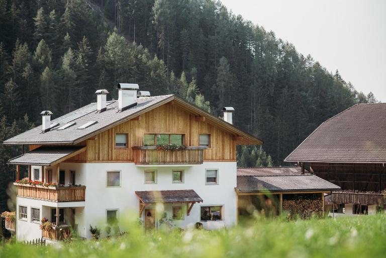 Großkarnaiderhof Ferienwohnungen-Bauernhof-Dolomiten-Natur Pur - Chambres d'hôtes Luson