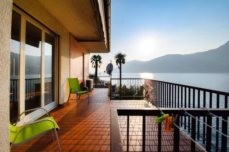Casa Cotima by Quokka 360 - Lakefront Terrace in Campione - B&B Campione d'Italia