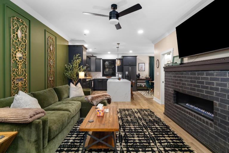 3 King Bd with Hot Tub & Minutes to Dollywood! - B&B Sevierville