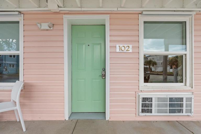 TreeHouse Lodge Walk to Beach Pet-Friendly 102 - Ferienwohnung Myrtle Beach