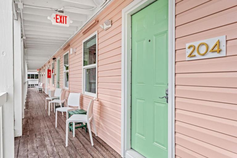 TreeHouse Lodge Walk to Beach Pet-Friendly 204 - Ferienwohnung Myrtle Beach