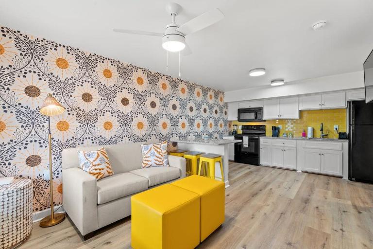 TreeHouse Lodge Walk to Beach Pet-Friendly 304 - Chambres d'hôtes Myrtle Beach