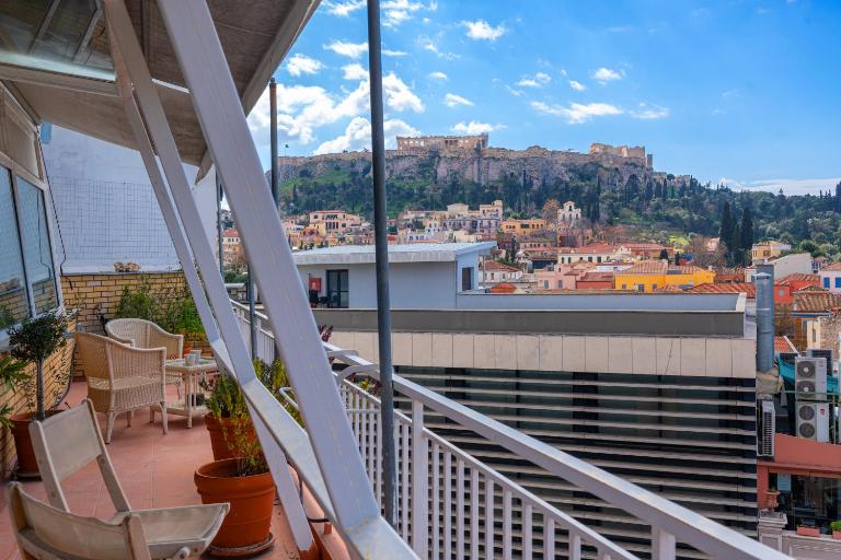 Urban loft with balcony across the Acropolis! - B&B Atenas