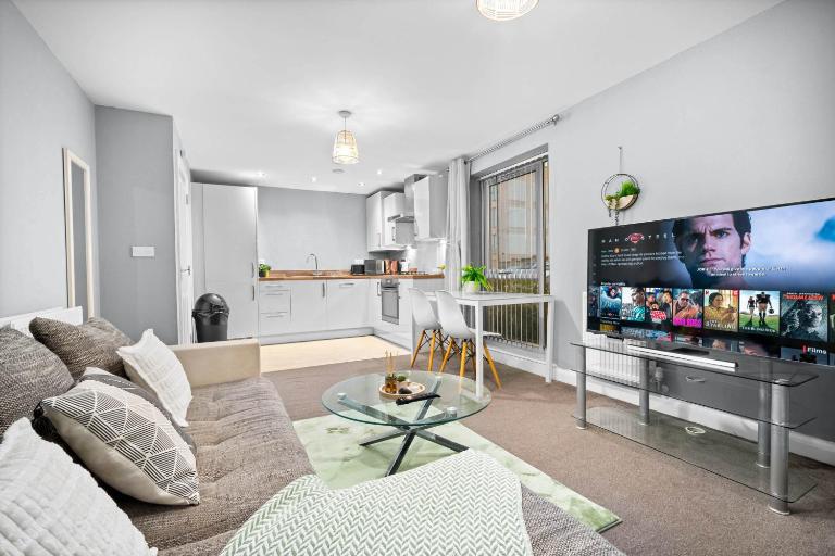 City Centre Apartment - Parking - Netflix - 2SL - Bed and Breakfast Birmingham