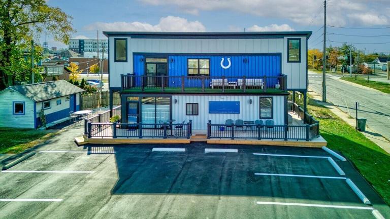 Stadium Container Club House - B&B Indianapolis
