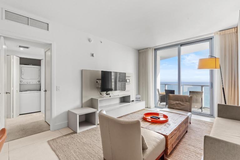 City Lights and Skyline Nights - High-Floor Stay in our Luxury Apartment 25 min to FIFA! - Ferienwohnung Hollywood