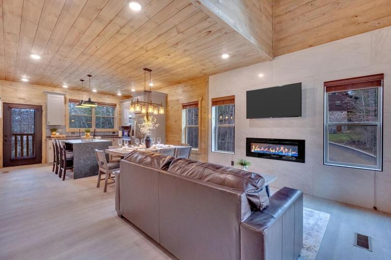 Honeybear Hideaways - Luxury and Spacious Cabin in Smoky Mountain with Indoor Pool, Hot Tub and Game Room - B&B Pigeon Forge