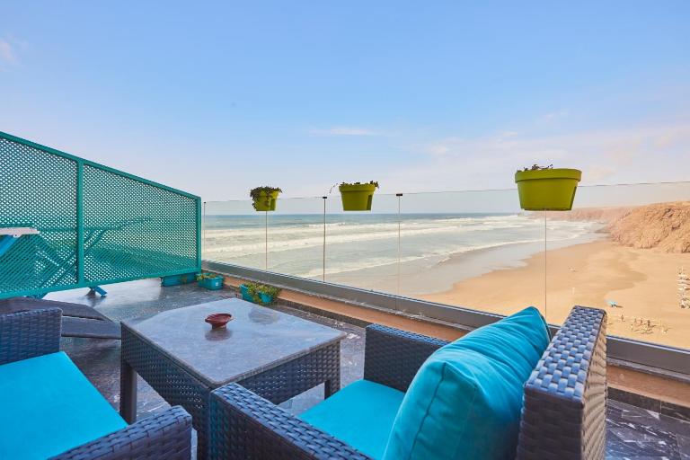 Amwaj Apt - Surf and Fun Beachfront Stay With Balcony - B&B Mirleft