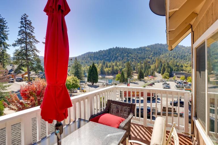 Lake & Mountain-View Home: Walk to Downtown! - B&B Crestline