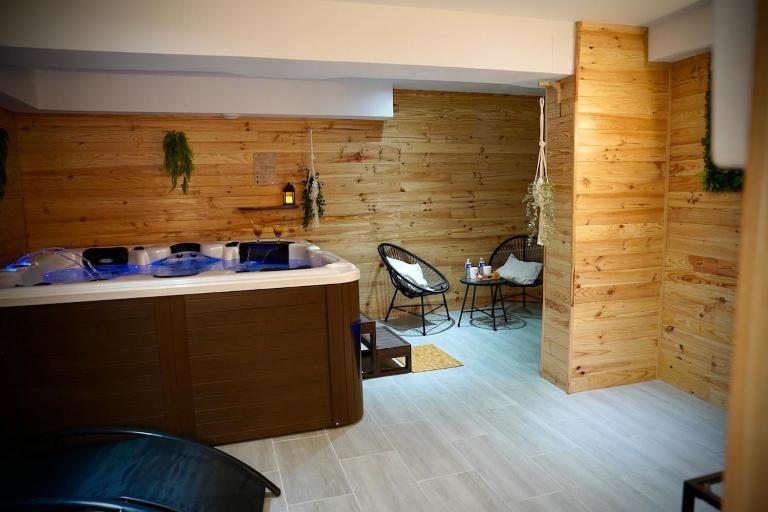 Suite, Hammam, Sauna, et Jacuzzi - B&B Sedan