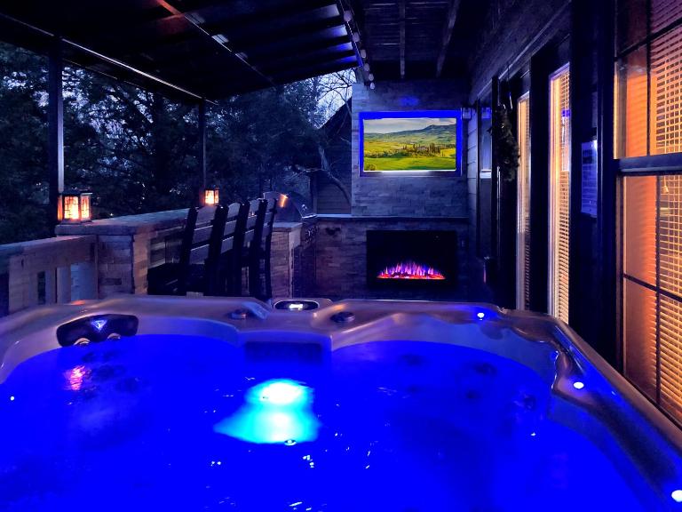 Majestic Poolside Lookout - B&B Pigeon Forge