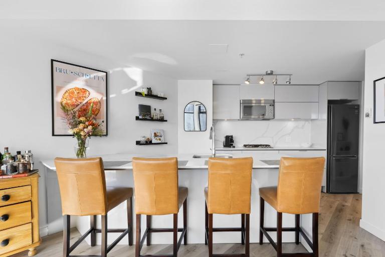 Luxury Central Apartment with City Views - B&B Vancouver