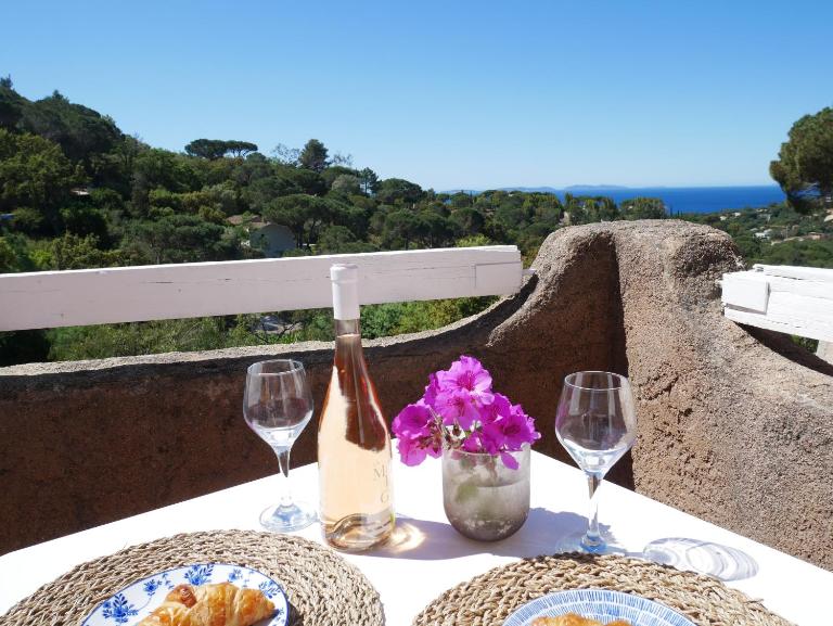 Bel appartement climatisé vue mer Les Mas de Gigaro - Chambres d'hôtes La Croix-Valmer