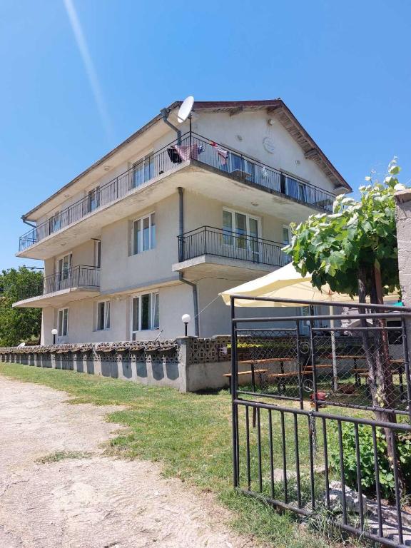 Krimski Guest House and Bungalows - B&B Byala