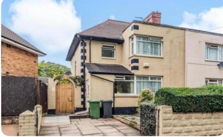 Birmingham 3 bedrooms- Sleeps 6- Free parking - Chambres d'hôtes Kidderminster